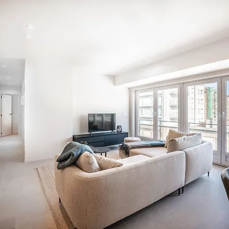 아파트 House Near The Waterfront